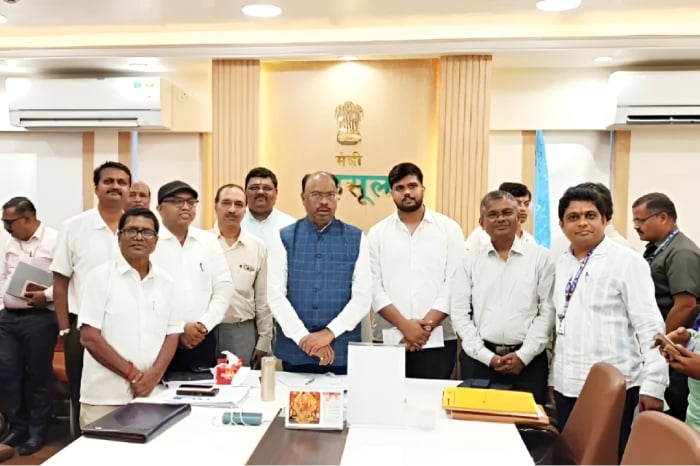 Maharashtra officials and Hindu Jagruti Samiti representatives pose in a government office after action on alcohol at concerts and Sunburn Festival probe