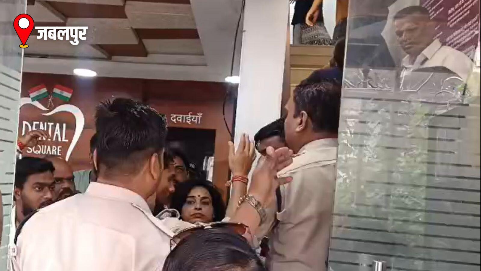 जबलपुर के Dental Square परिसर में पुलिसकर्मियों और लोगों की भीड़, फर्जी पहचान से डॉक्टर बनकर नौकरी करने के आरोपों से जुड़ी Hindi Bharat खबर।