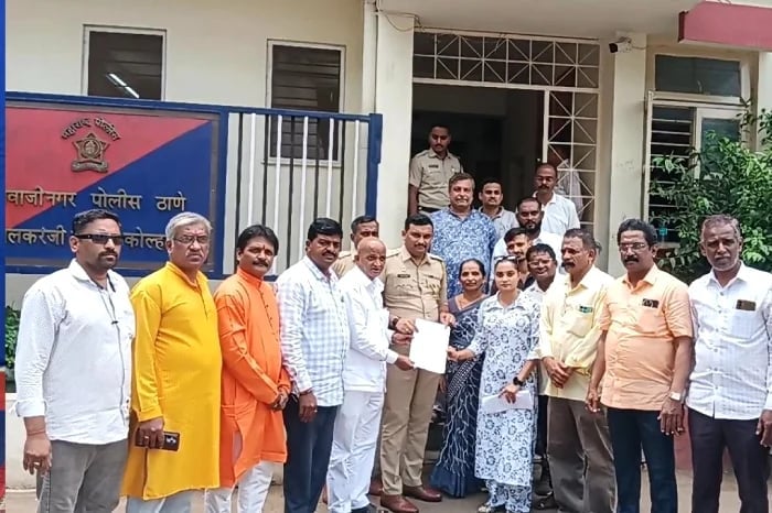 Hindu Janajagruti Samiti members submit a memorandum to a police official in Maharashtra over the Western Maharashtra Devasthan Management Committee scam.