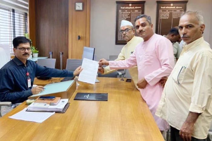 Delegation in Ichalkaranji submits a written memorandum to an official amid police case against accused Samir Maner over assault allegations involving minor Hindu girls.
