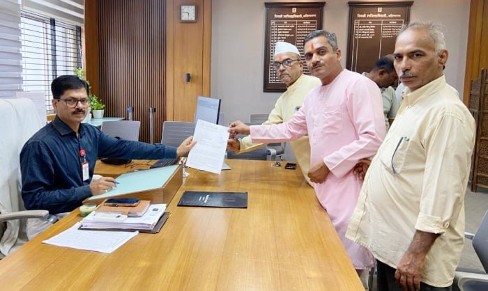 Hindu Janajagruti Samiti representatives hand a memorandum to an official, seeking Ahilyanagar and Chhatrapati Sambhajinagar highway sign updates.