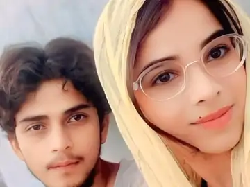शामली धर्मांतरण/इस्लामीकरण मामले से जुड़ी क्लोज-अप तस्वीर, जिसमें दुपट्टा और चश्मा पहने युवती के साथ एक युवक सेल्फी में दिख रहा है।