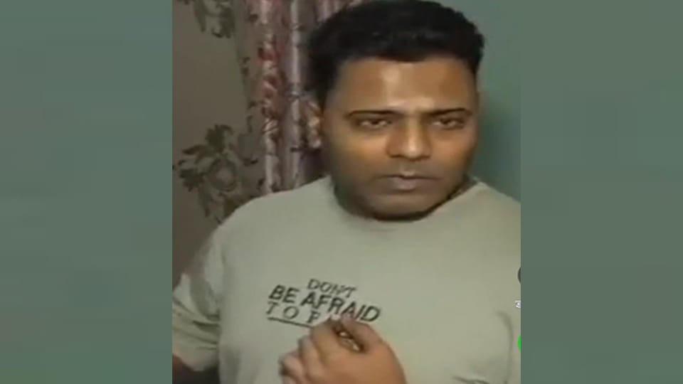 समाचार संदर्भ में इरशाद बताए गए व्यक्ति की धुंधली इनडोर तस्वीर, Hindi Bharat रिपोर्ट में हिंदू युवतियों और धर्मांतरण आरोपों से जुड़ी खबर