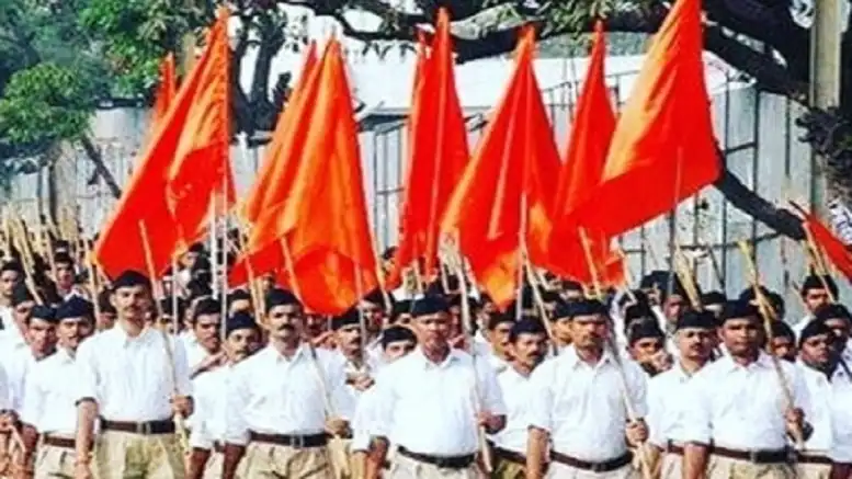 RSS स्वयंसेवकों की परेड में सफेद वेश, काली टोपी और भगवा ध्वज दिखते हैं, Bharat और Hindu Dharma से जुड़े सामाजिक-सांस्कृतिक संदर्भ के साथ।