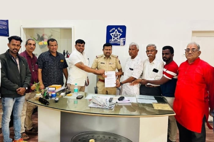 Sakal Hindu Samaj members submit a memorandum to a police officer in Jaysingpur, Maharashtra over Hussain Sheikh remarks on Hindu Deities.