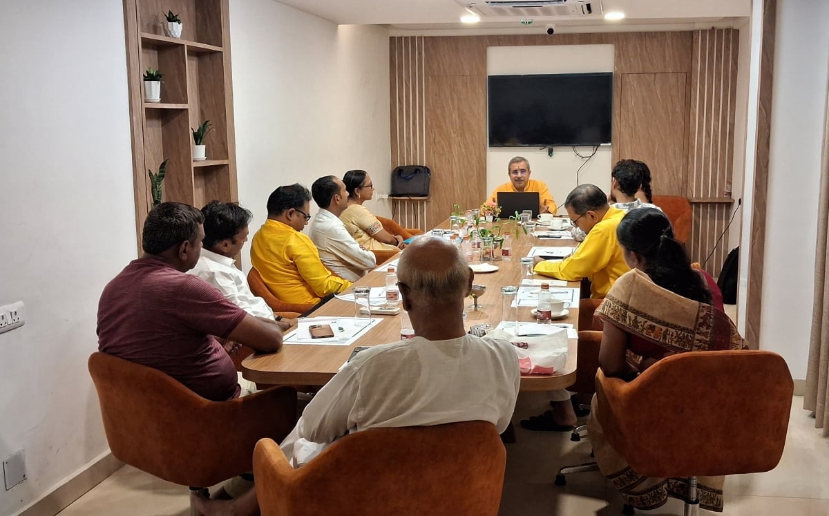 Sadguru Nilesh Singbal addresses community members seated around a conference table during a Hindu Rashtra-Jagruti Abhiyan meeting in Jharkhand.