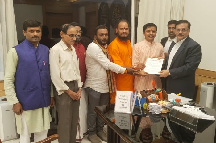 Hindu Janajagruti Samiti representatives present a memorandum to an official, seeking faster action on fort encroachments in Maharashtra.
