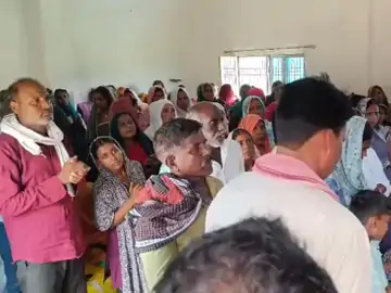चंदौली के एक हॉल में जमा पुरुषों और सिर ढके बैठी महिलाओं की भीड़; तस्वीर कथित ईसाई धर्मांतरण सभा पर पुलिस कार्रवाई की रिपोर्ट से जुड़ी है।