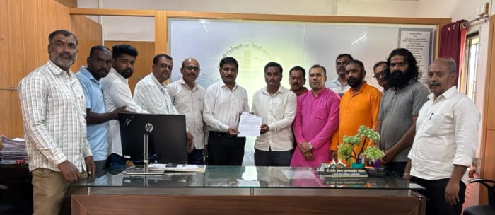 A delegation of Hindu organisation members presents a memorandum in an Ichalkaranji office following a joint protest over the proposed anti-love jihad law.
