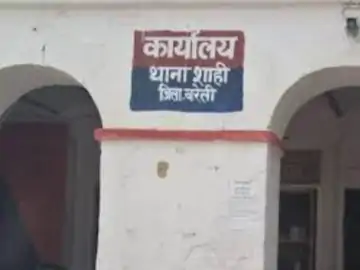 उत्तर प्रदेश के बरेली में थाना शाही के कार्यालय भवन का सामने का दृश्य, जहां दो मेहराबों के बीच हिंदी में ‘कार्यालय थाना शाही, जिला-बरेली’ का बोर्ड लगा है।