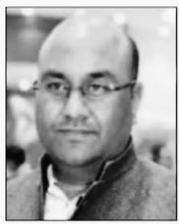 लेखक व विचारक दिव्य अग्रवाल का श्वेत-श्याम पोर्ट्रेट; चश्मा पहने, सामने की ओर देखते हुए, गहरे रंग की बंद गले वाली जैकेट में दिखाई दे रहे हैं।
