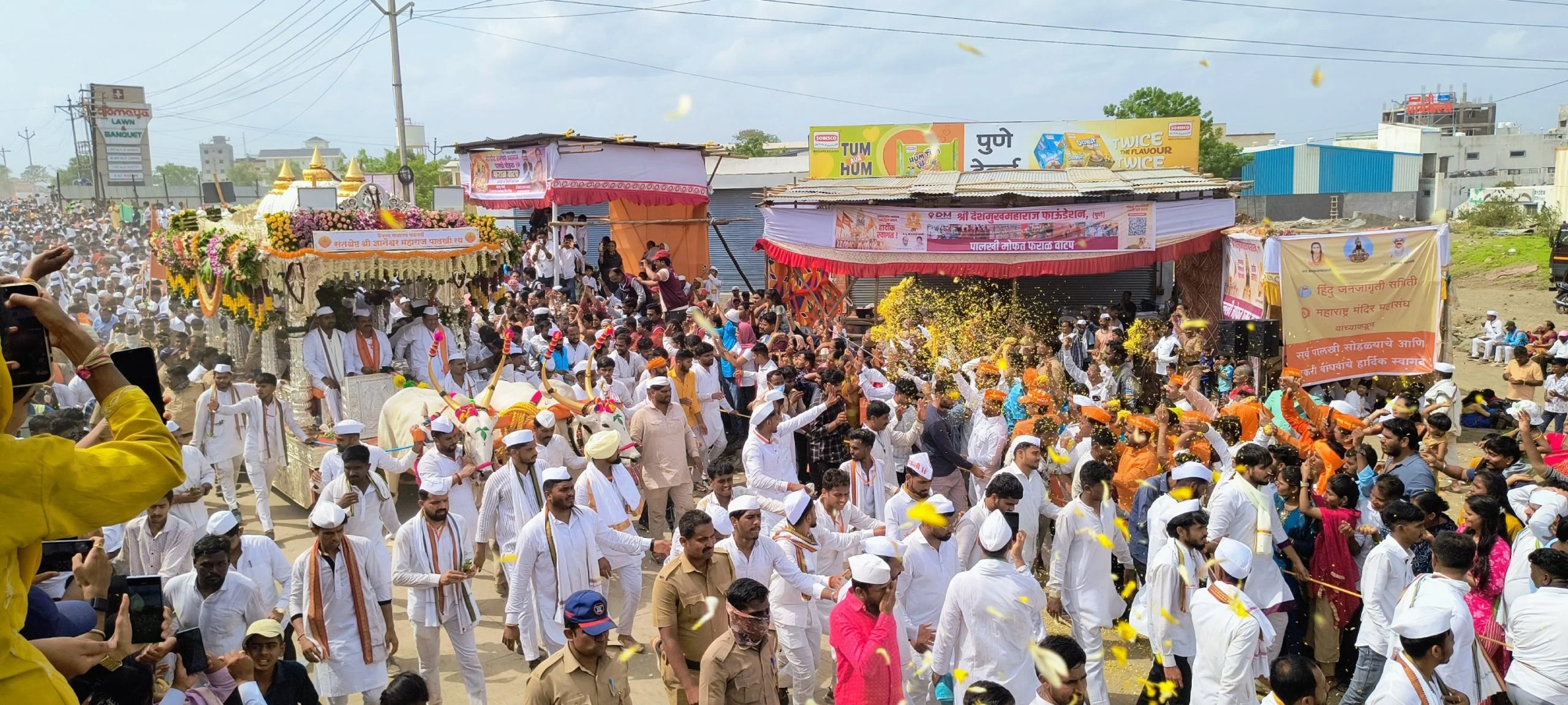 Dnyaneshwar Mauli Palkhi Welcomed with Seva in Hadapsar